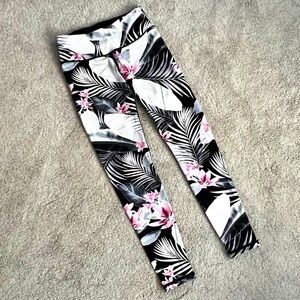 Victoria Sport Floral Athletic Leggings Black Pink White Great Fitting Size S